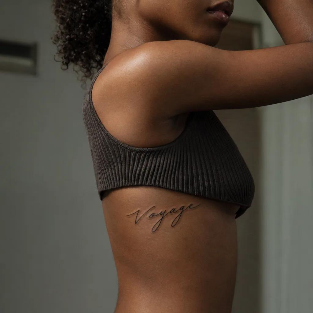 idée tatouage voyage lettrage voyage, photo réaliste sur peau
