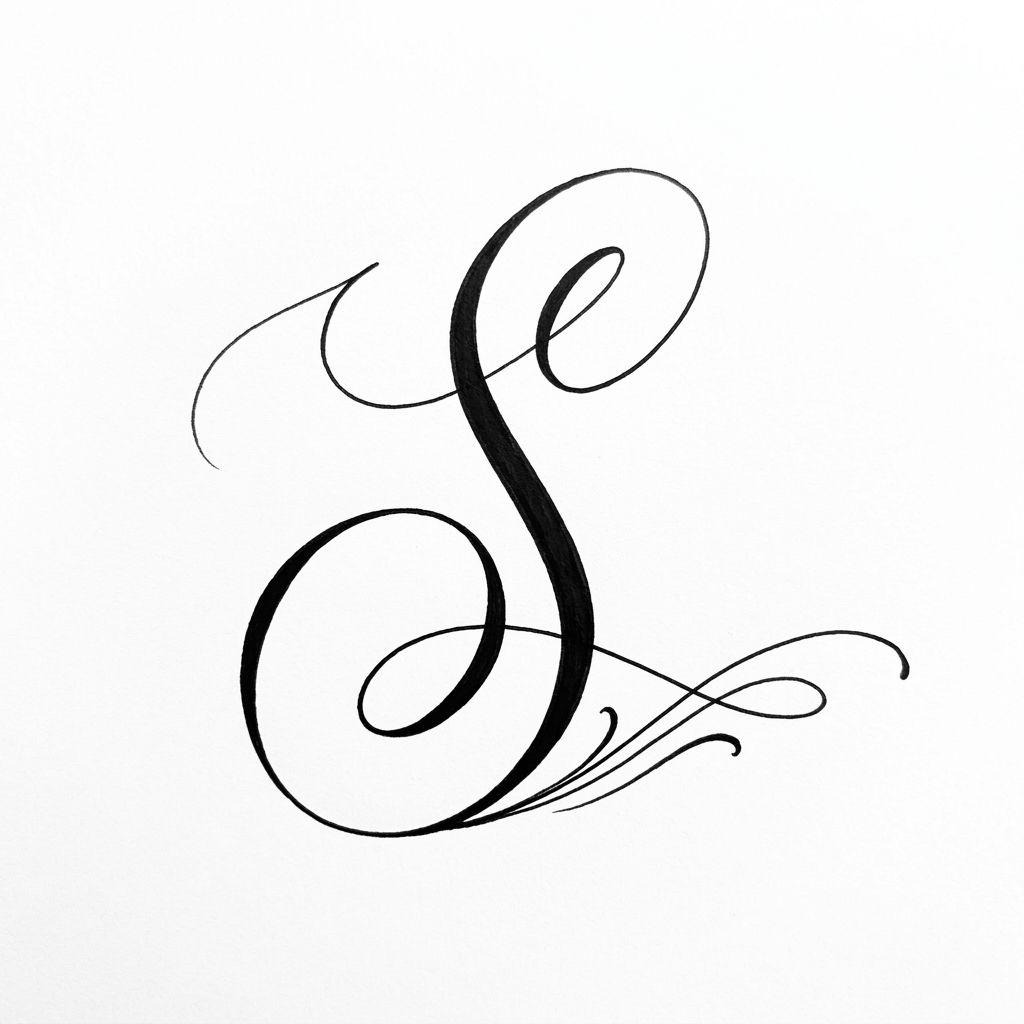 idée tatouage cheville lettrage initiale, design sur fond blanc