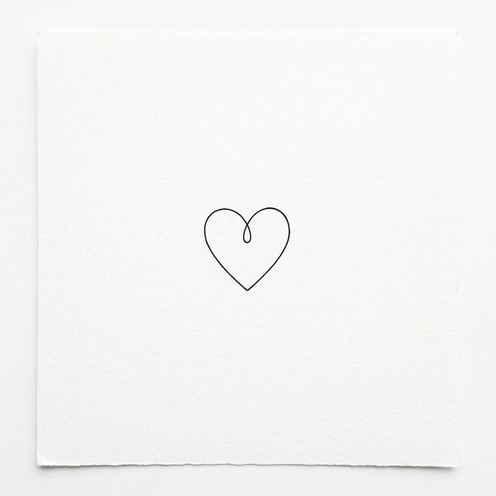 idée tatouage discret femme cœur intérieur du bras, design sur fond blanc