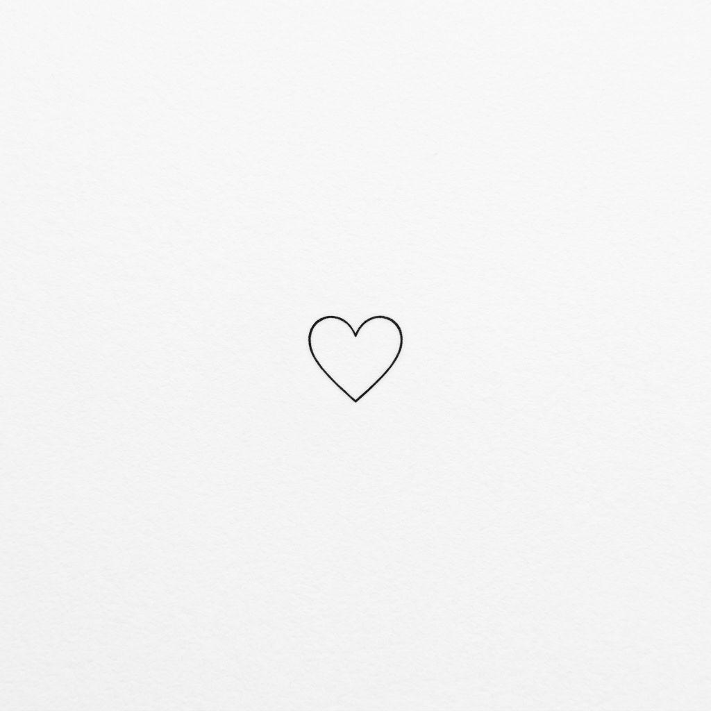 idée tatouage doigt cœur fine line, design sur fond blanc