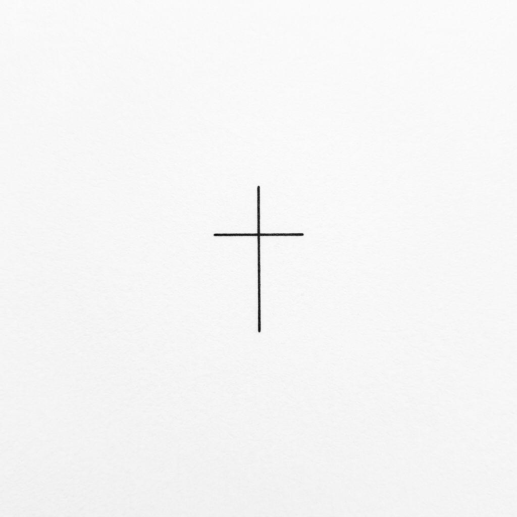 idée tatouage doigt croix spirituelle, design sur fond blanc