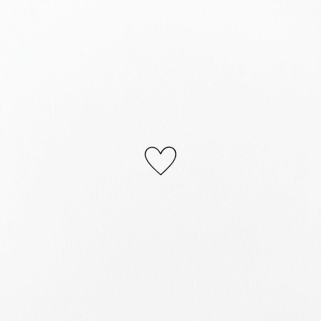 idée tatouage doigt femme cœur minuscule, design sur fond blanc