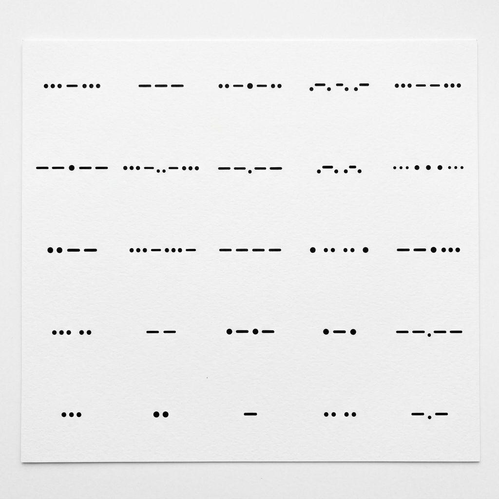 idée tatouage doigt femme points et tirets, design sur fond blanc