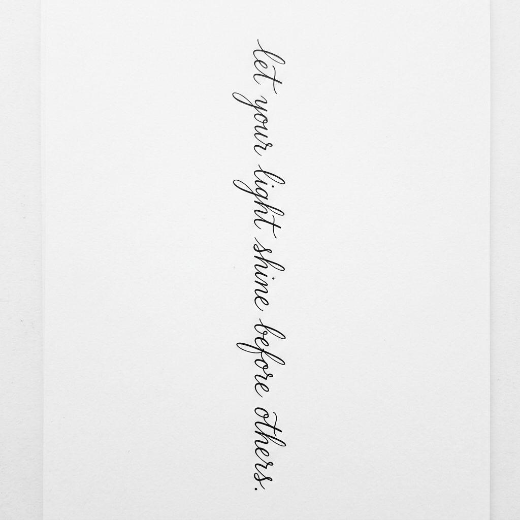 idée tatouage dos femme phrase colonne vertébrale, design sur fond blanc