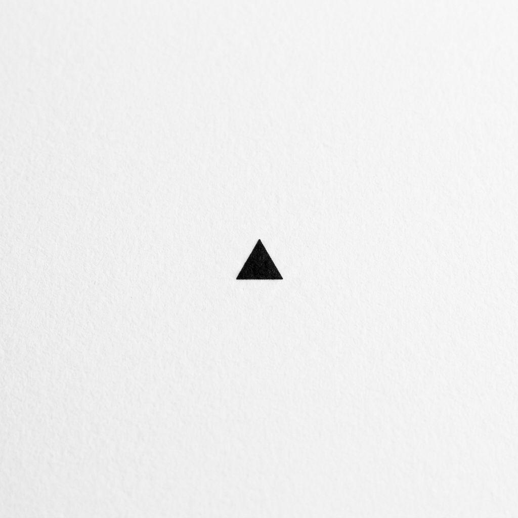 idée tatouage femme discret point blackwork minuscule, design sur fond blanc
