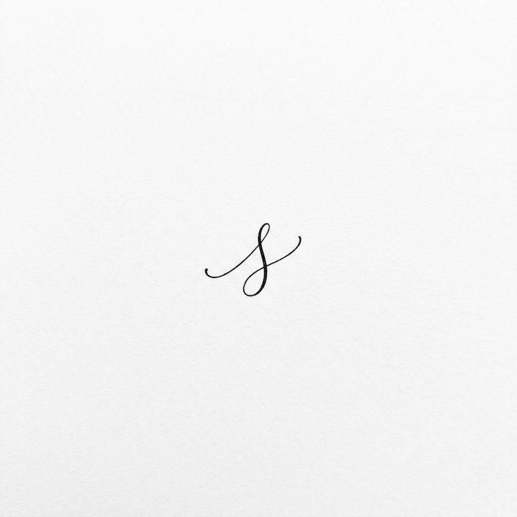 idée tatouage femme discret initiale lettrage minuscule, design sur fond blanc