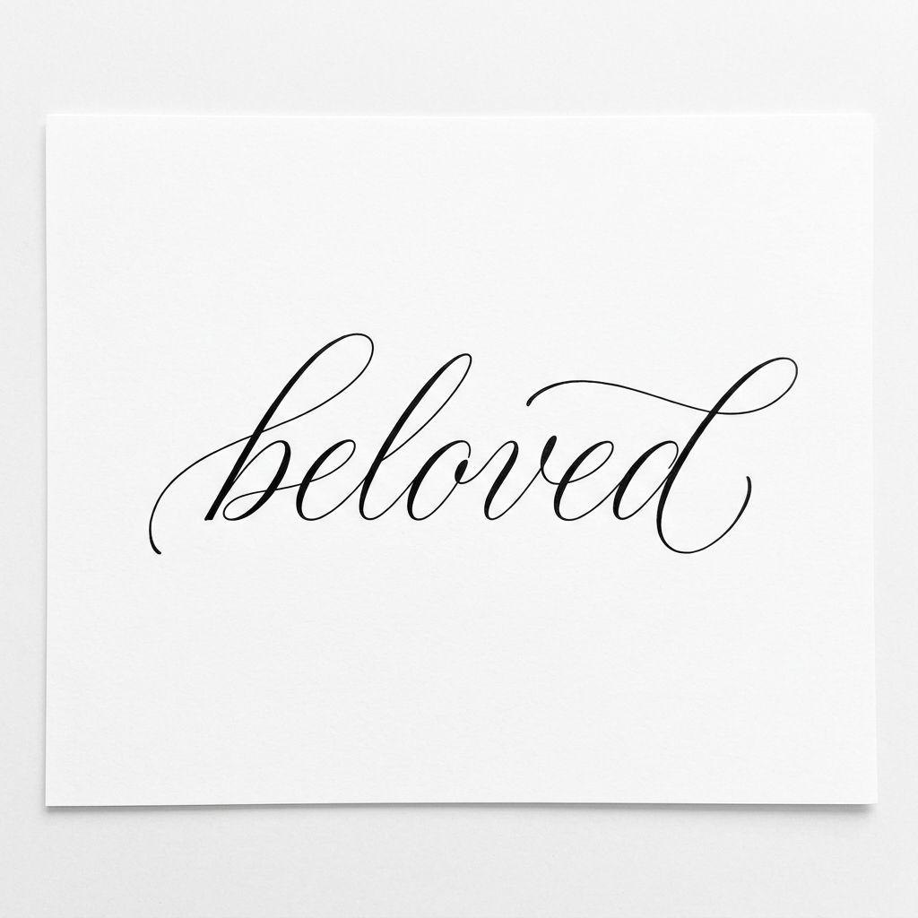 idée tatouage nuque lettrage manuscrit, design sur fond blanc