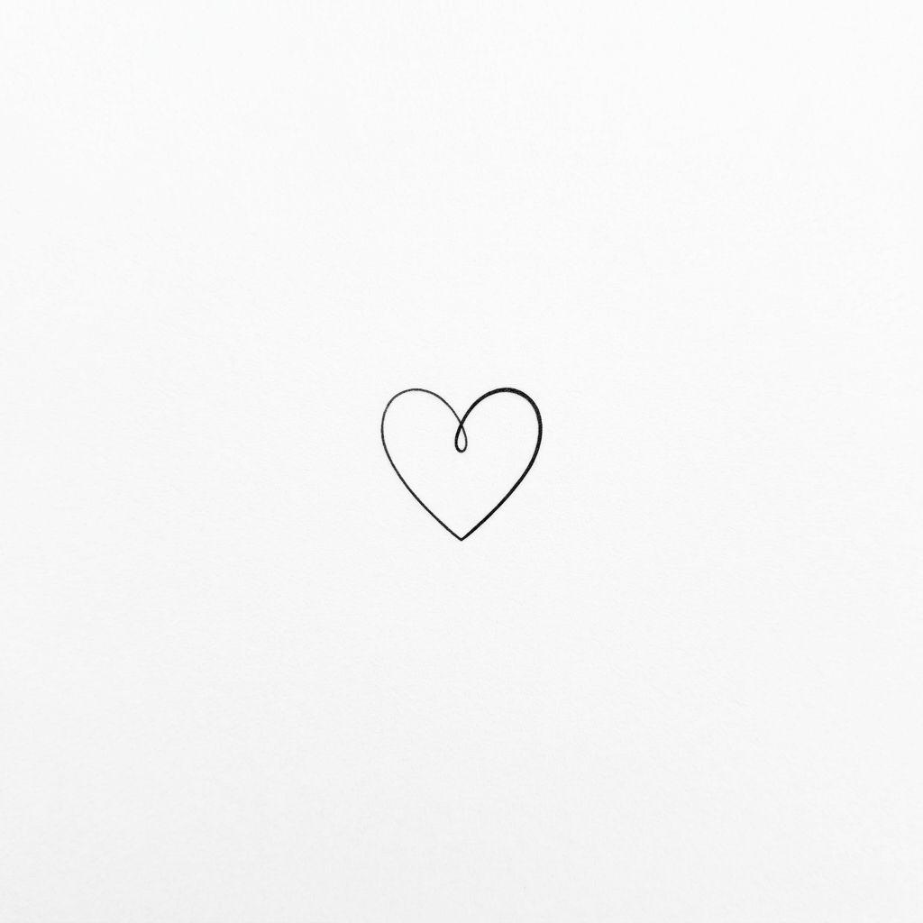 idée tatouage petit mini cœur single-line, design sur fond blanc