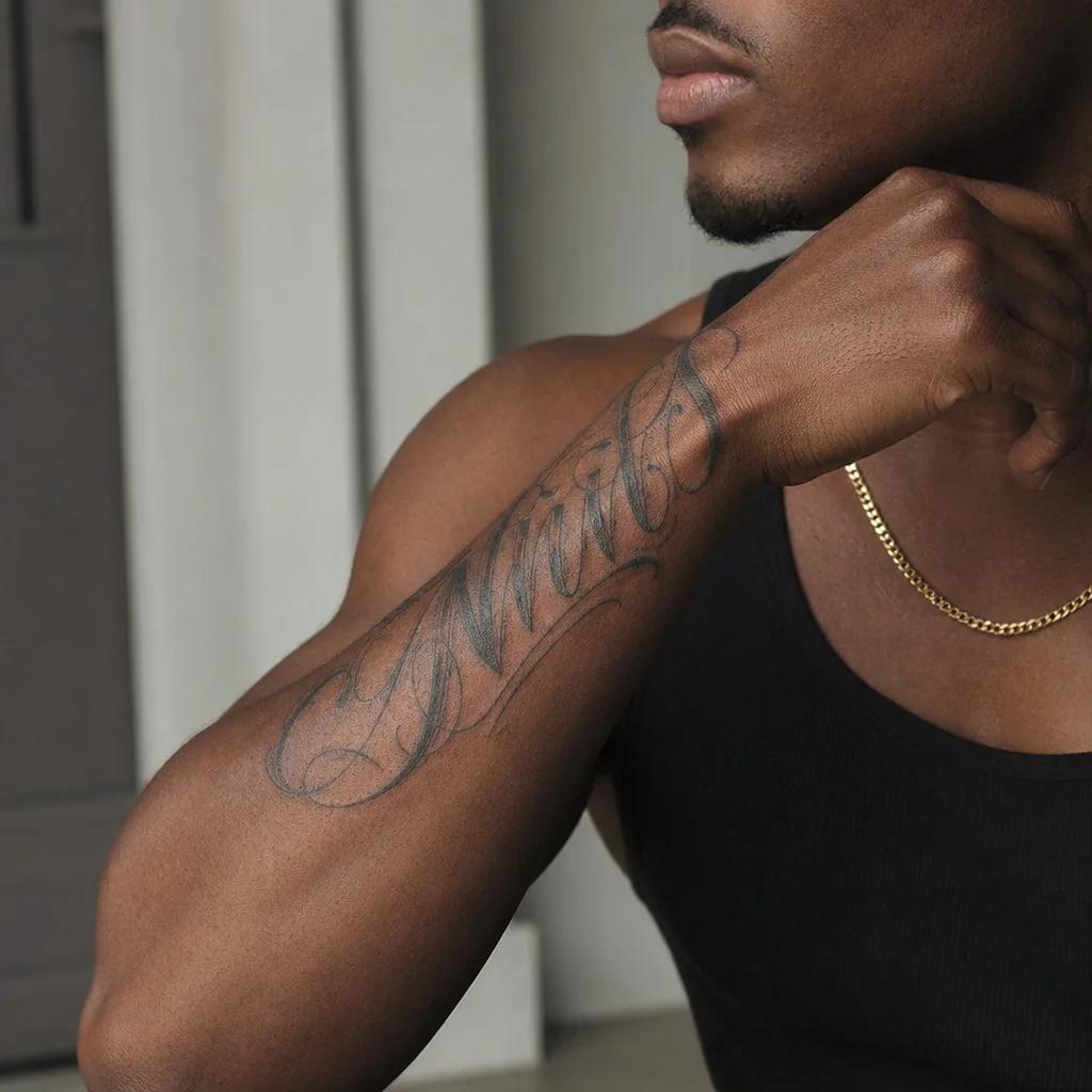 idée tatouage avant-bras homme lettrage avant-bras, photo réaliste sur peau