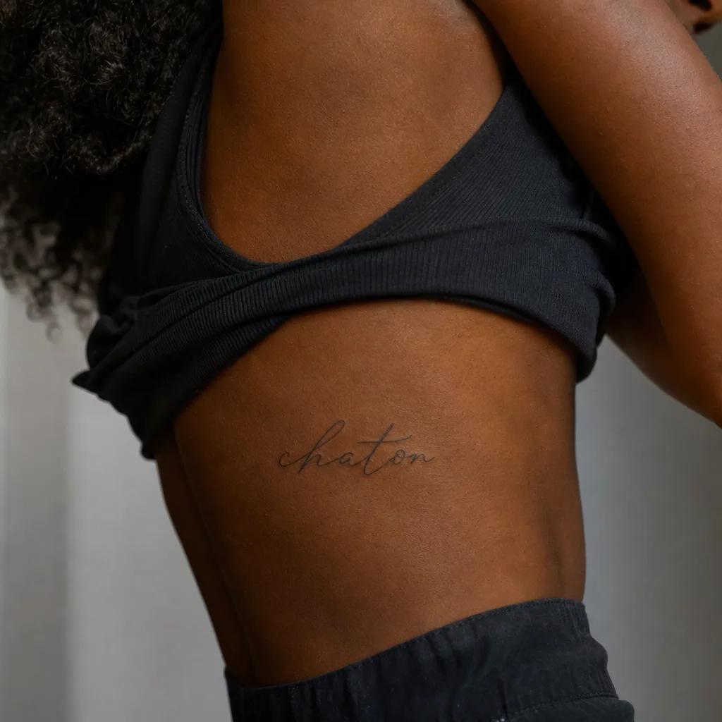 idée tatouage chat lettrage chaton cursive, photo réaliste sur peau
