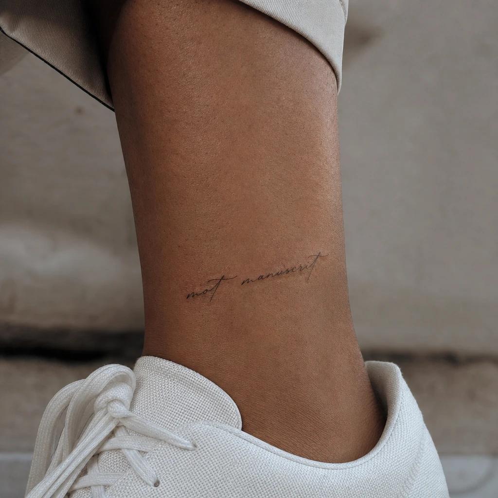 idée tatouage cheville femme mot manuscrit, photo réaliste sur peau