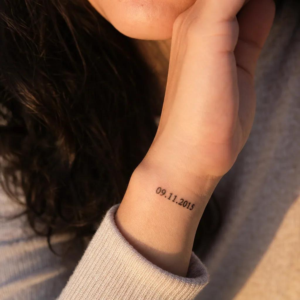 idée tatouage date de naissance date blackwork gothique, photo réaliste sur peau