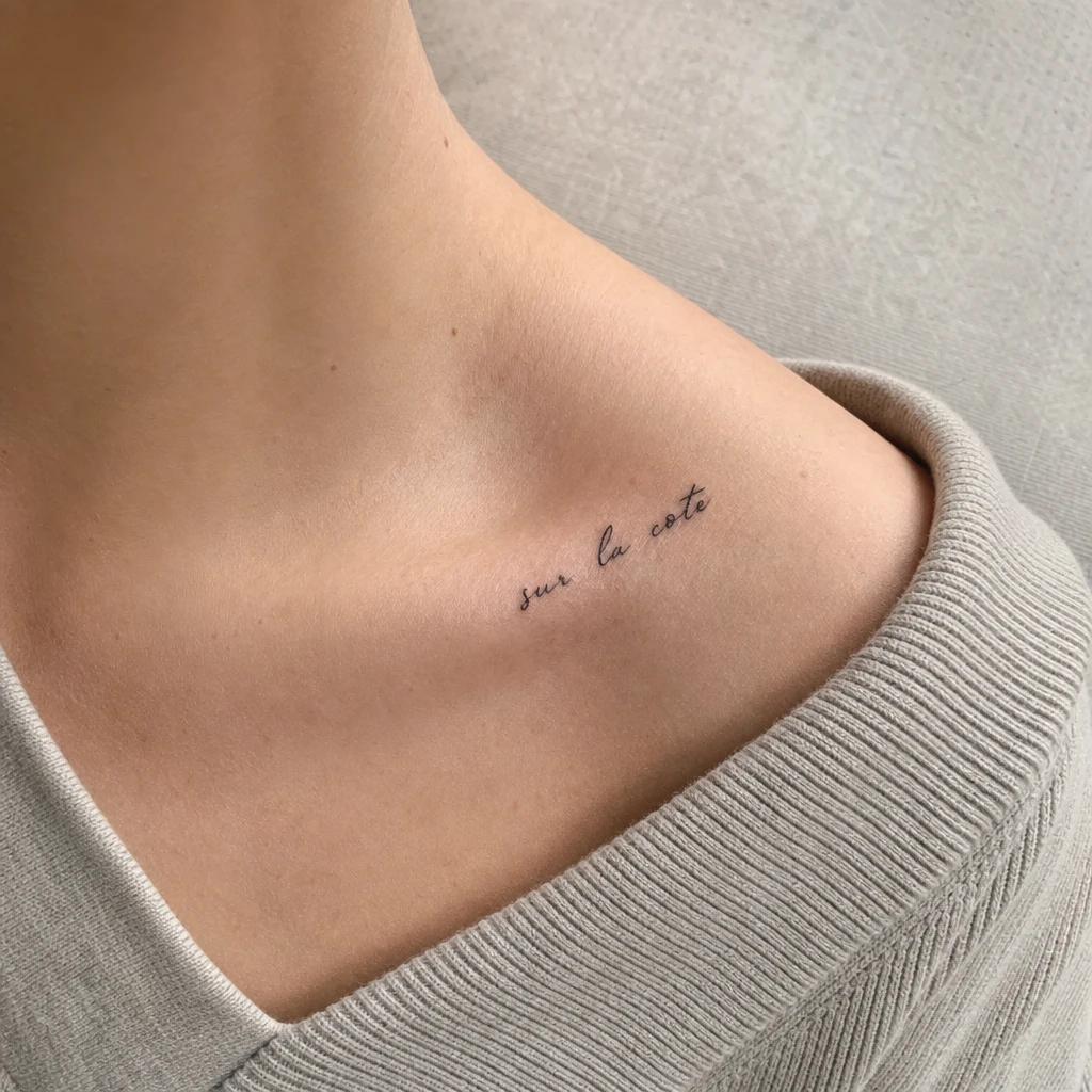 idée tatouage discret femme mot sur la côte, photo réaliste sur peau