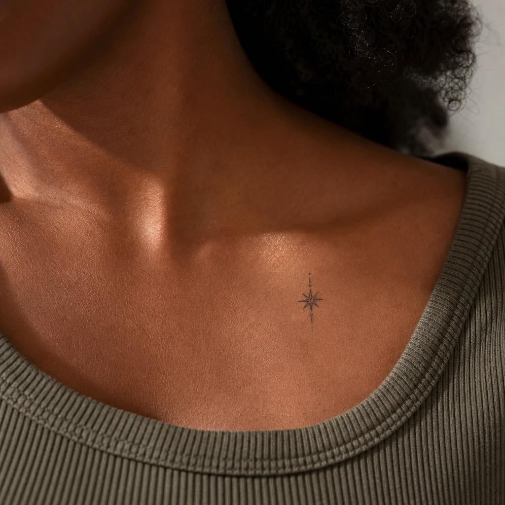 idée tatouage discret femme petit symbole clavicule, photo réaliste sur peau