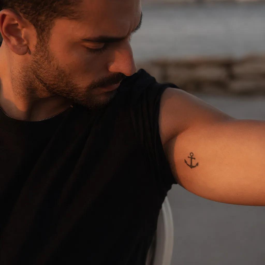 idée tatouage discret homme petite ancre blackwork, photo réaliste sur peau