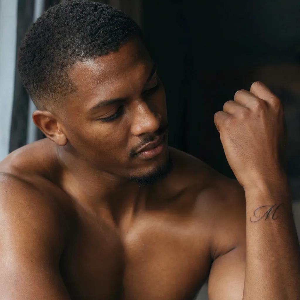 idée tatouage discret homme petit lettrage avant-bras, photo réaliste sur peau