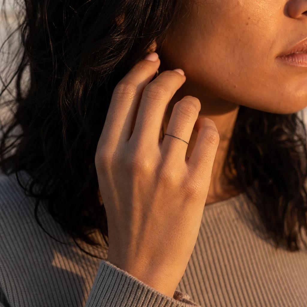 idée tatouage doigt femme anneau fin minimaliste, photo réaliste sur peau