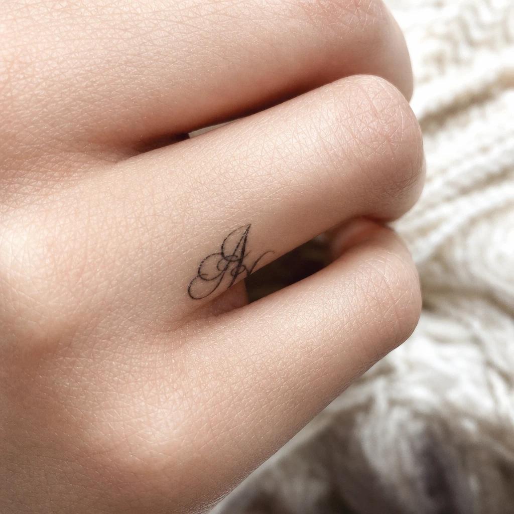 idée tatouage doigt femme initiales, photo réaliste sur peau