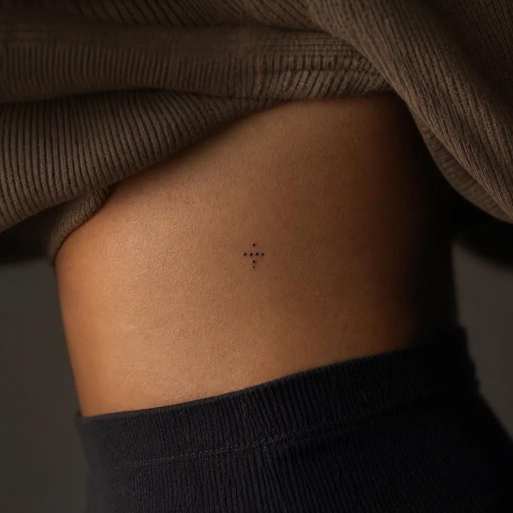 idée tatouage femme discret point blackwork minuscule, photo réaliste sur peau