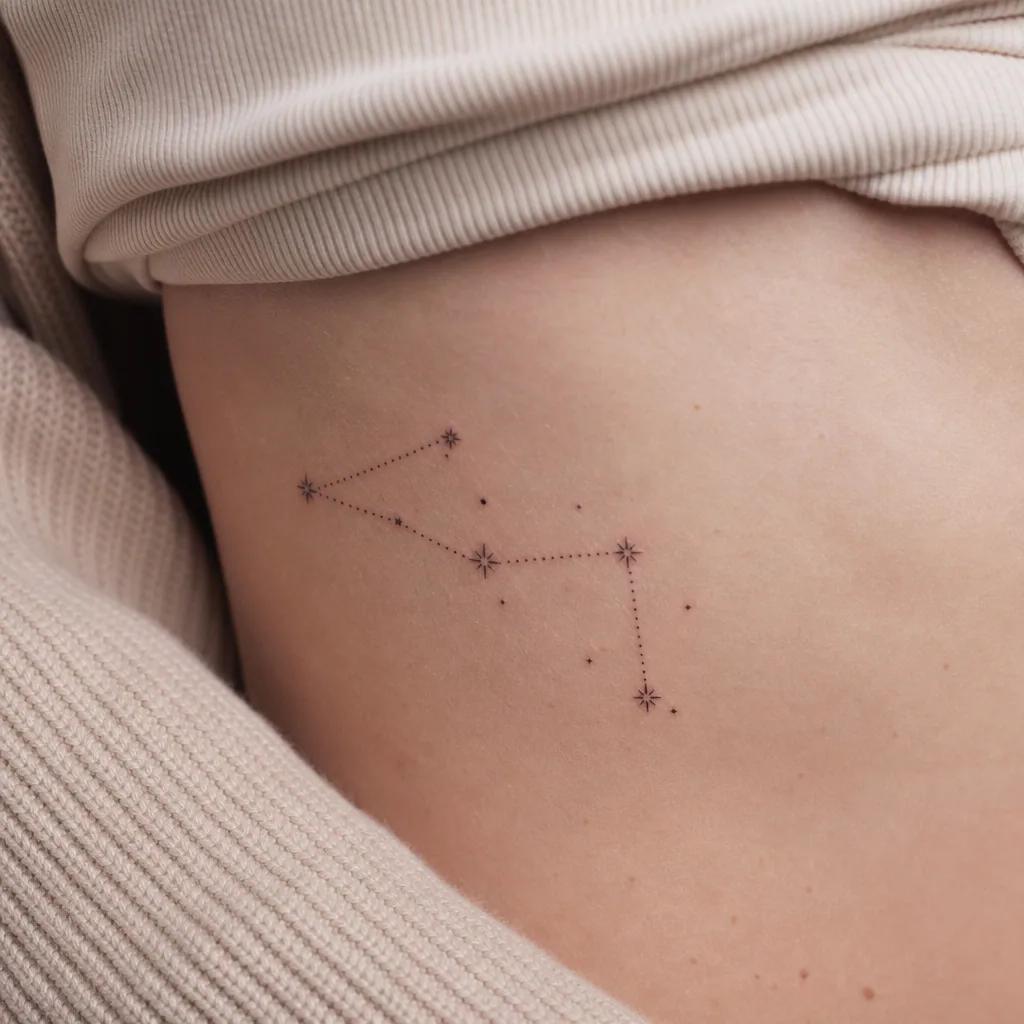 idée tatouage femme discret constellation dotwork, photo réaliste sur peau