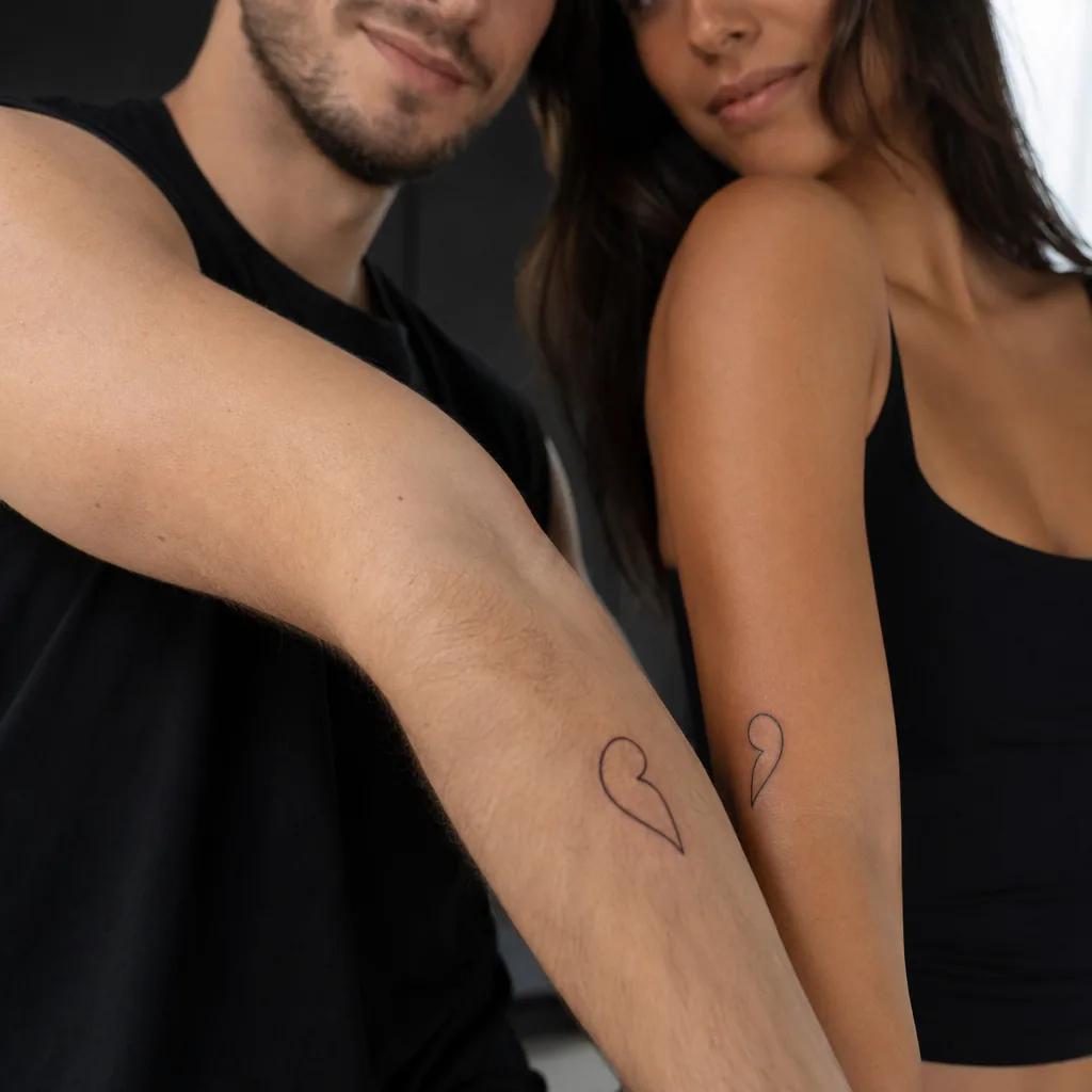 idée tatouage frère et sœur cœurs minimalistes complémentaires, photo réaliste sur peau