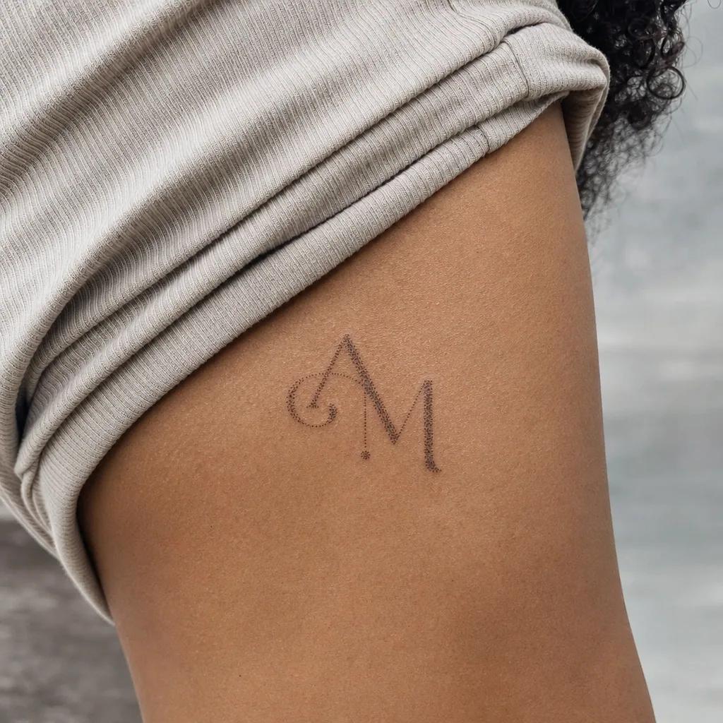 idée tatouage initiales famille initiales dotwork, photo réaliste sur peau