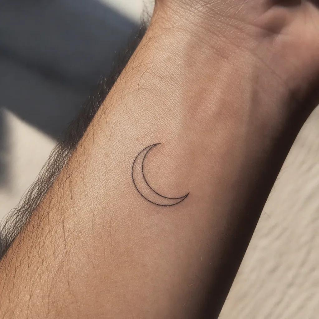 idée tatouage lune croissant lune minimaliste, photo réaliste sur peau