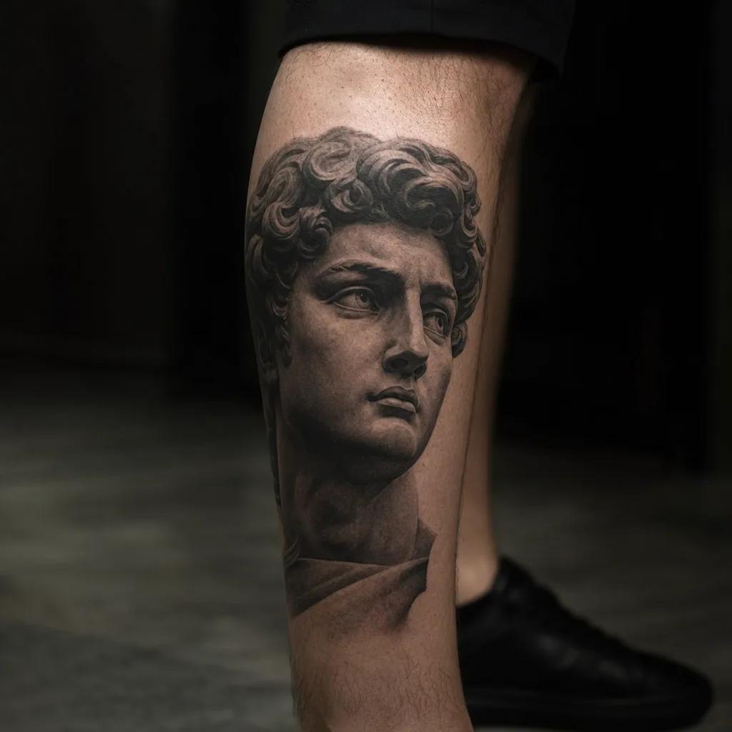 idée tatouage mollet portrait micro-réaliste, photo réaliste sur peau
